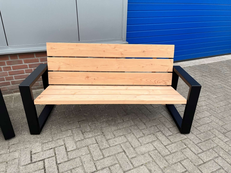 Buitenbank, gemaakt van stalen frame met douglas hout. 2 laags coating, geschikt voor buiten