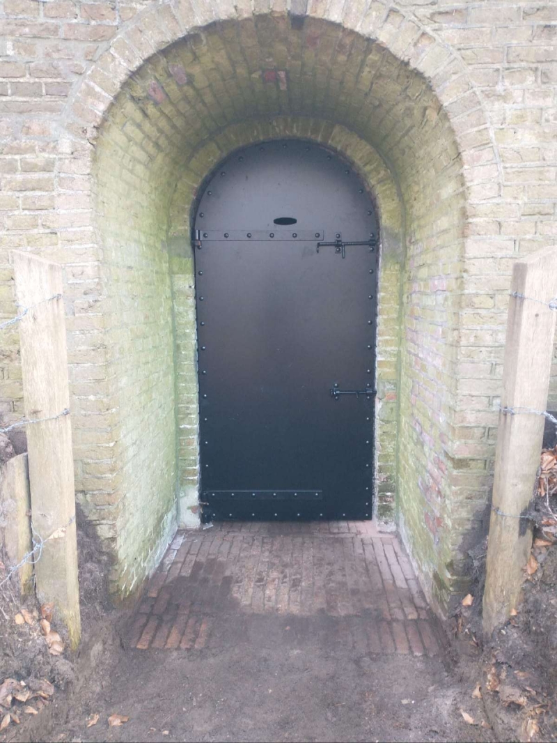 Voor de IJskelder in het Laar te Ommen heeft DiWo Techniek de oorspronkelijke stalen deur weer in ere hersteld