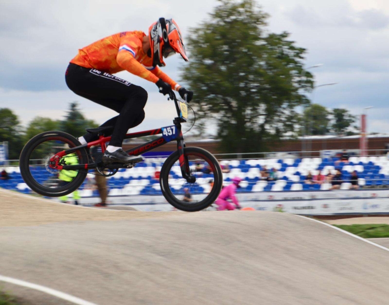 Tygo Wolters maakt zich op voor een maand vol hoogtepunten. Tygo zal Nederland vertegenwoordigen op het Nationale, Europese en Wereldkampioenschap BMX. Deze wedstrijden zullen plaats vinden in Barendrecht, Letland en Denemarken.