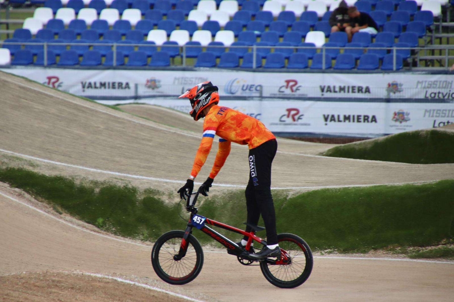 Tygo Wolters maakt zich op voor een maand vol hoogtepunten. Tygo zal Nederland vertegenwoordigen op het Nationale, Europese en Wereldkampioenschap BMX. Deze wedstrijden zullen plaats vinden in Barendrecht, Letland en Denemarken.