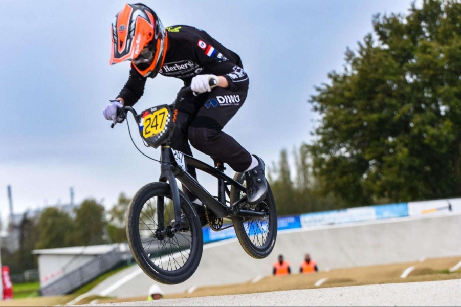Tygo Wolters maakt zich op voor een maand vol hoogtepunten. Tygo zal Nederland vertegenwoordigen op het Nationale, Europese en Wereldkampioenschap BMX. Deze wedstrijden zullen plaats vinden in Barendrecht, Letland en Denemarken.