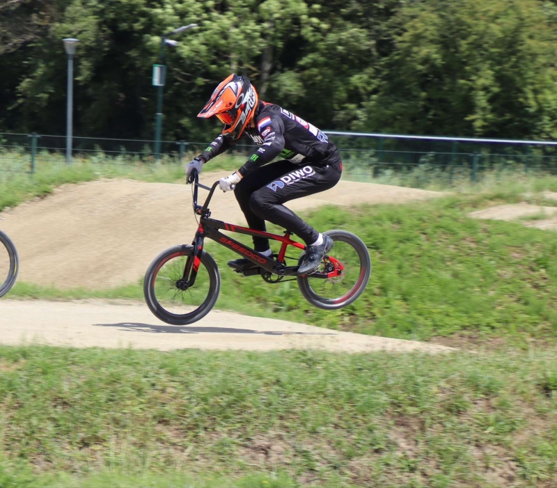 Tygo Wolters maakt zich op voor een maand vol hoogtepunten. Tygo zal Nederland vertegenwoordigen op het Nationale, Europese en Wereldkampioenschap BMX. Deze wedstrijden zullen plaats vinden in Barendrecht, Letland en Denemarken.