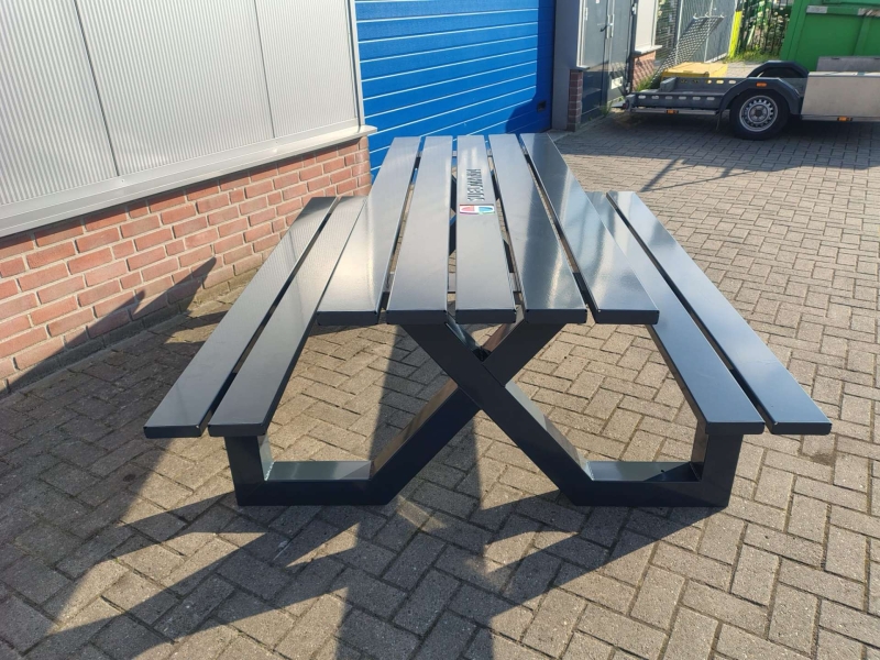 Stalen picknicktafel