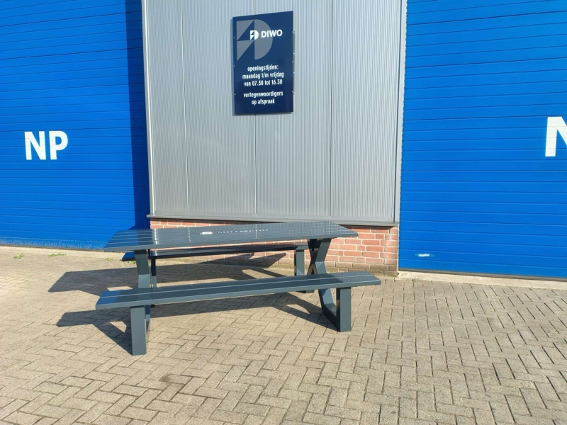 Stalen picknicktafel