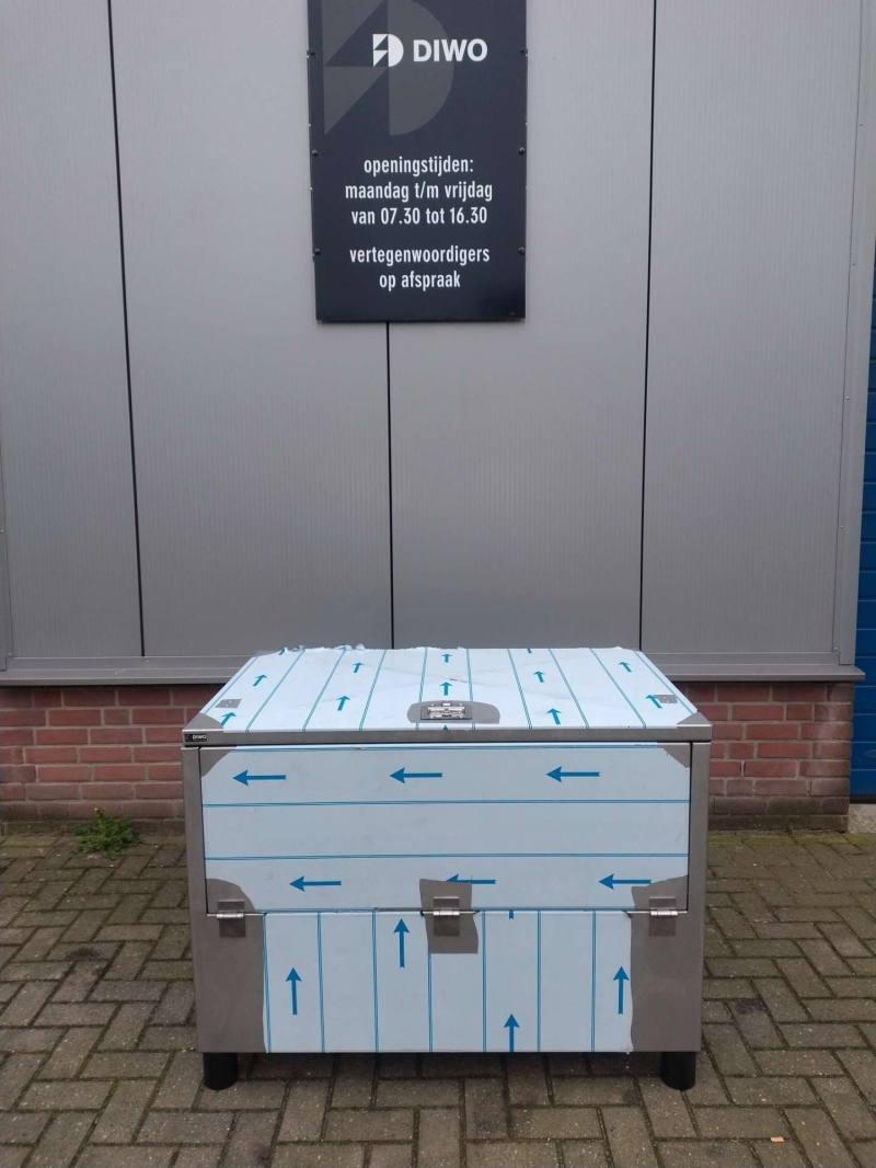 Rvs kist op europalet formaat 1200x800 zodat het door elke deur kan