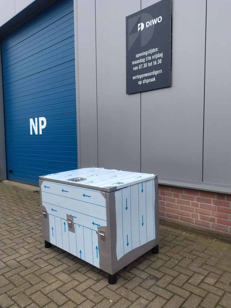 Rvs kist op europalet formaat 1200x800 zodat het door elke deur kan