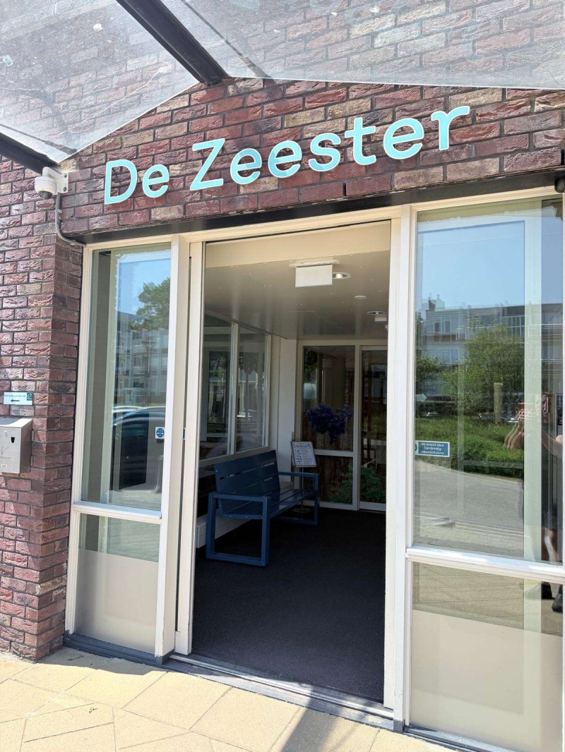 Robuuste, vuurvaste stalen banken voor woonzorgcentra en verzorgingshuizen