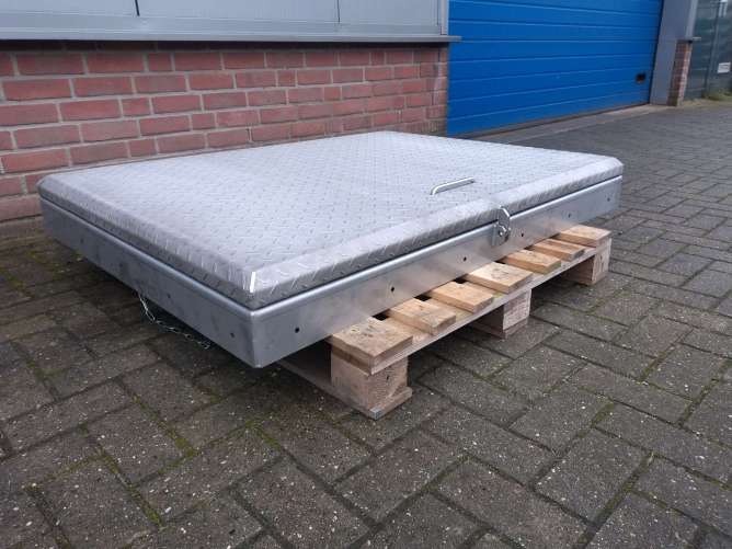 Voor een ontmoetingscentrum hebben wij een maatwerk inspectieluik van RVS geproduceerd en geleverd voor een bestaande opening in het buitenterrein.