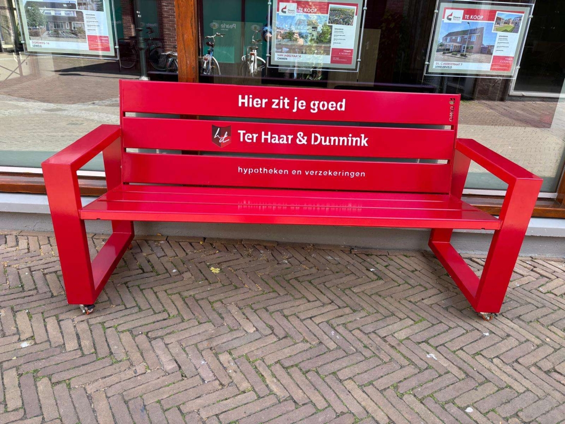 Voor Ter haar & Dunnink in Ommen hebben we onze stalen bank aangepast zodat hij verrijdbaar is. Deze kan dus makkelijk dagelijks naar binnen en buiten gezet worden. 