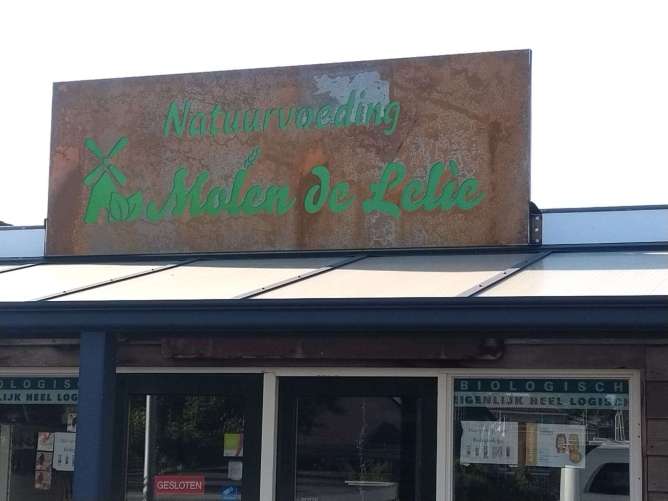 Een reclamebord met lasergesneden bedrijfsnaam en bedrijfslogo