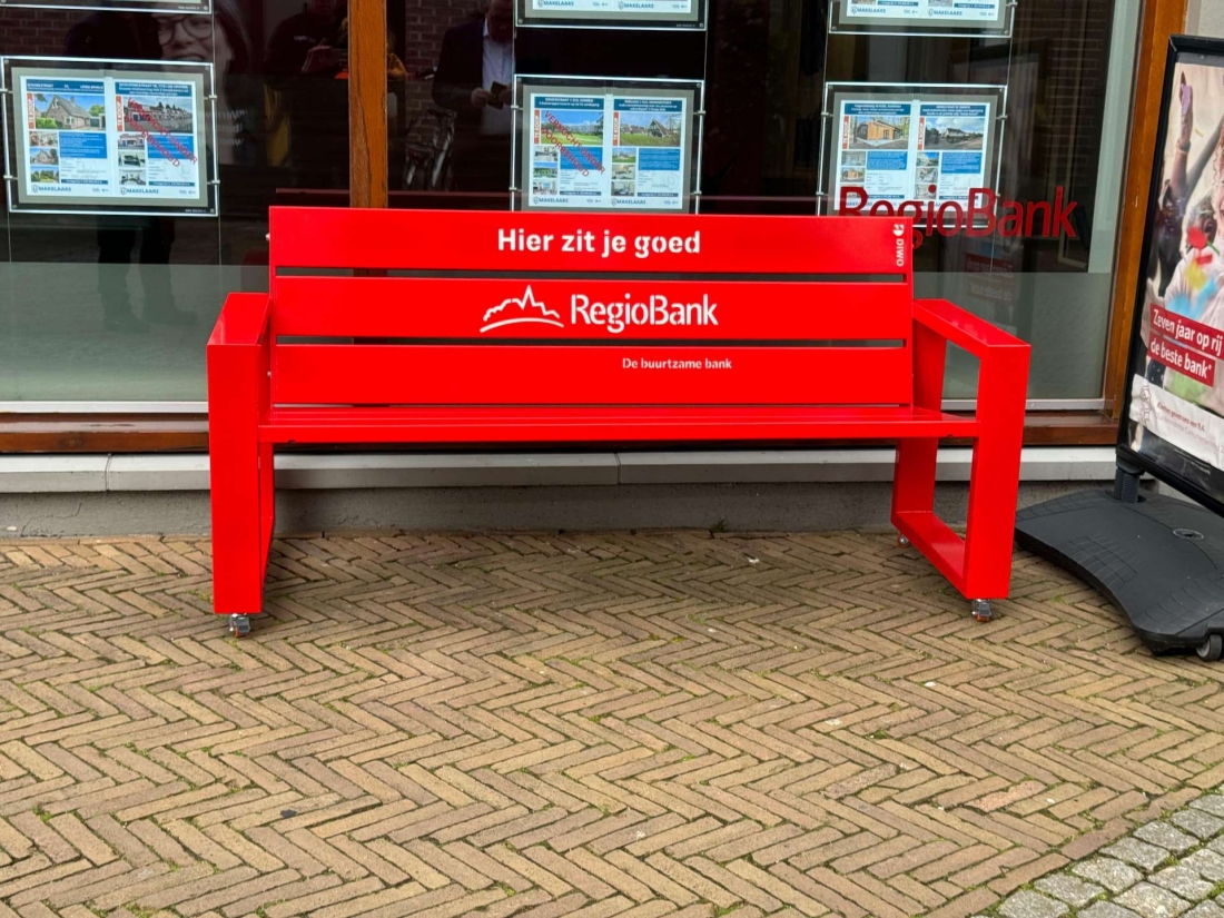 Voor de RegioBank in Ommen hebben we onze stalen bank aangepast zodat hij verrijdbaar is. Deze kan dus makkelijk dagelijks naar binnen en buiten gezet worden. 