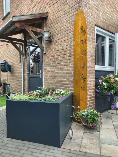 Op maat gemaakte bloembak in de kleur RAL-7016 vlinder plaat uit Corten staal