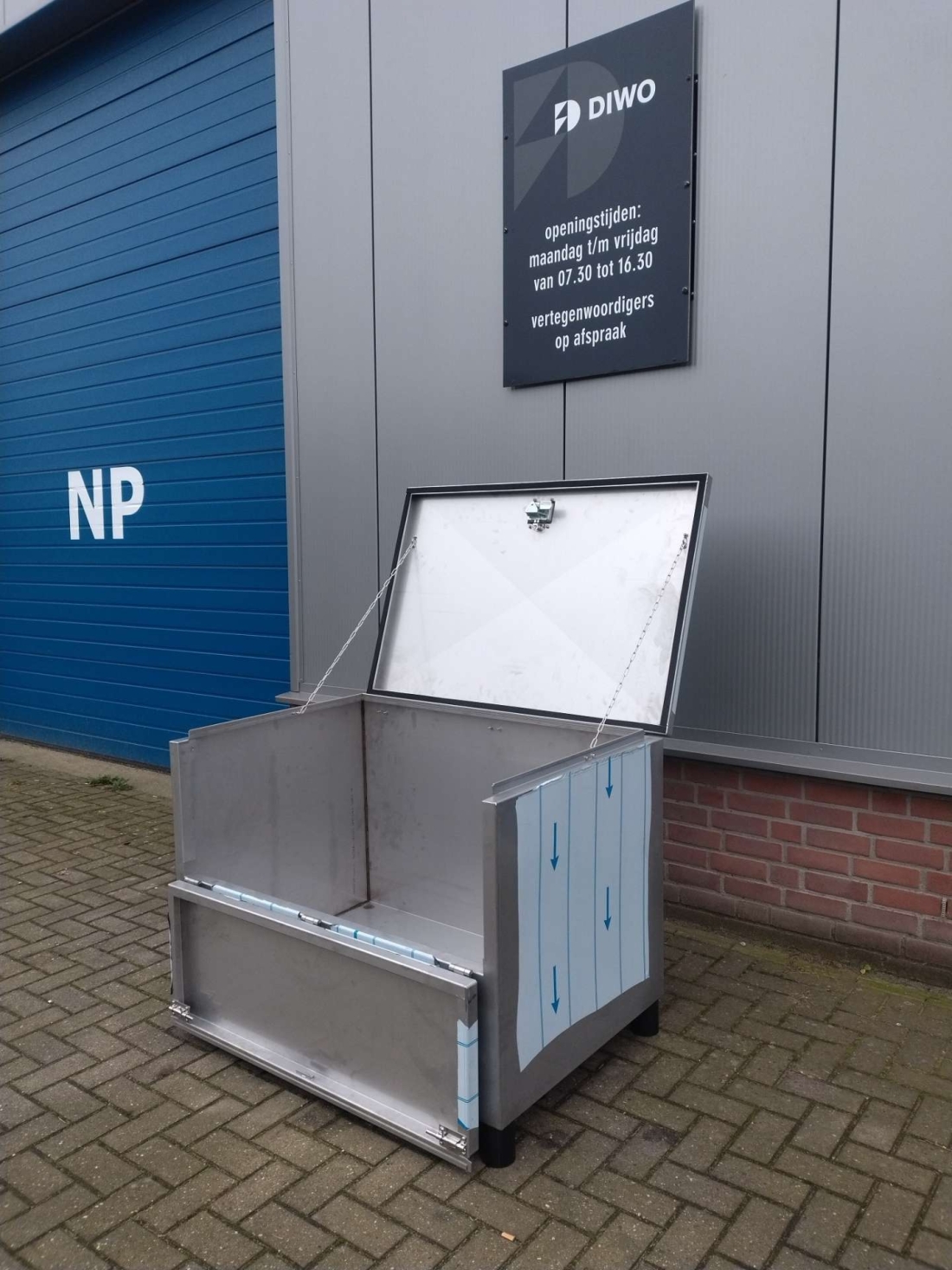 Voor een klant in de farmaceutische sector ontwikkelden we een RVS cleanroom transportkist op europaletformaat (1200 x 800 mm).