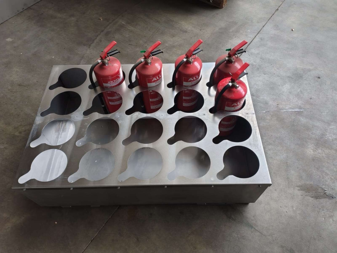 Speciale transport container voor het eenvoudig verplaatsen van 20 brandblussers, de container heeft een europallet afmeting.